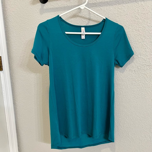 LuLaRoe Classic T - Picture 1 of 3